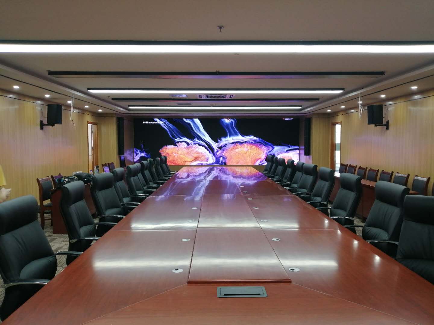 濰坊某事業(yè)單位音、視頻會(huì)議集成項(xiàng)目完工，會(huì)議辦公、音響系統(tǒng)、1.2小間距顯示系統(tǒng)完美融合